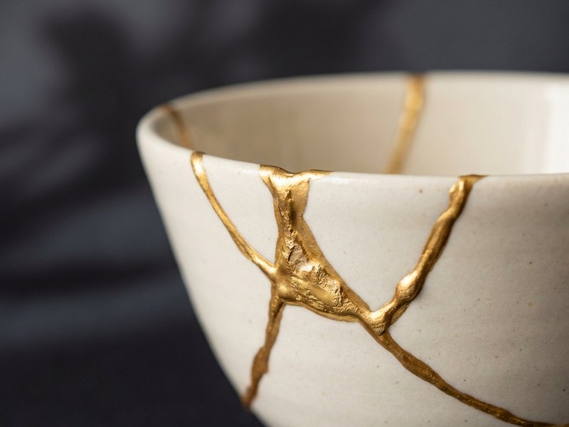 Kintsugi Schale: Goldene Reparatur von zerbrochener Keramik